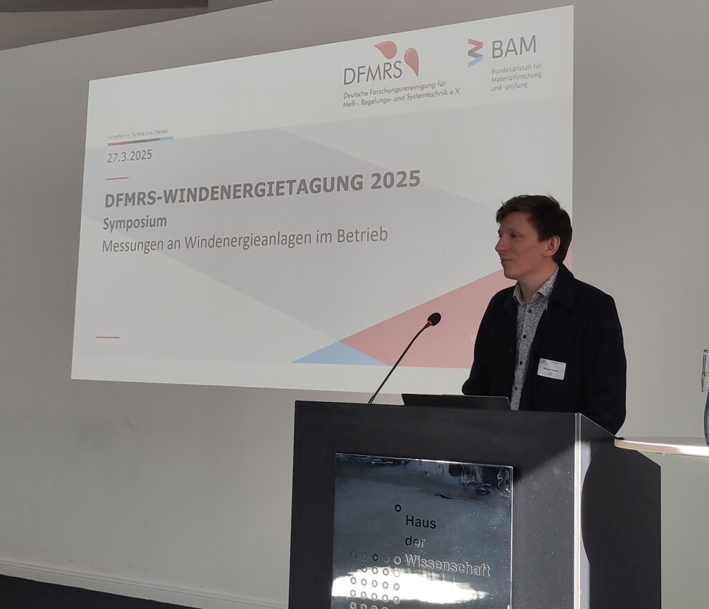 Michael Stamm am Rednerpult bei der Windenergietagung 2025